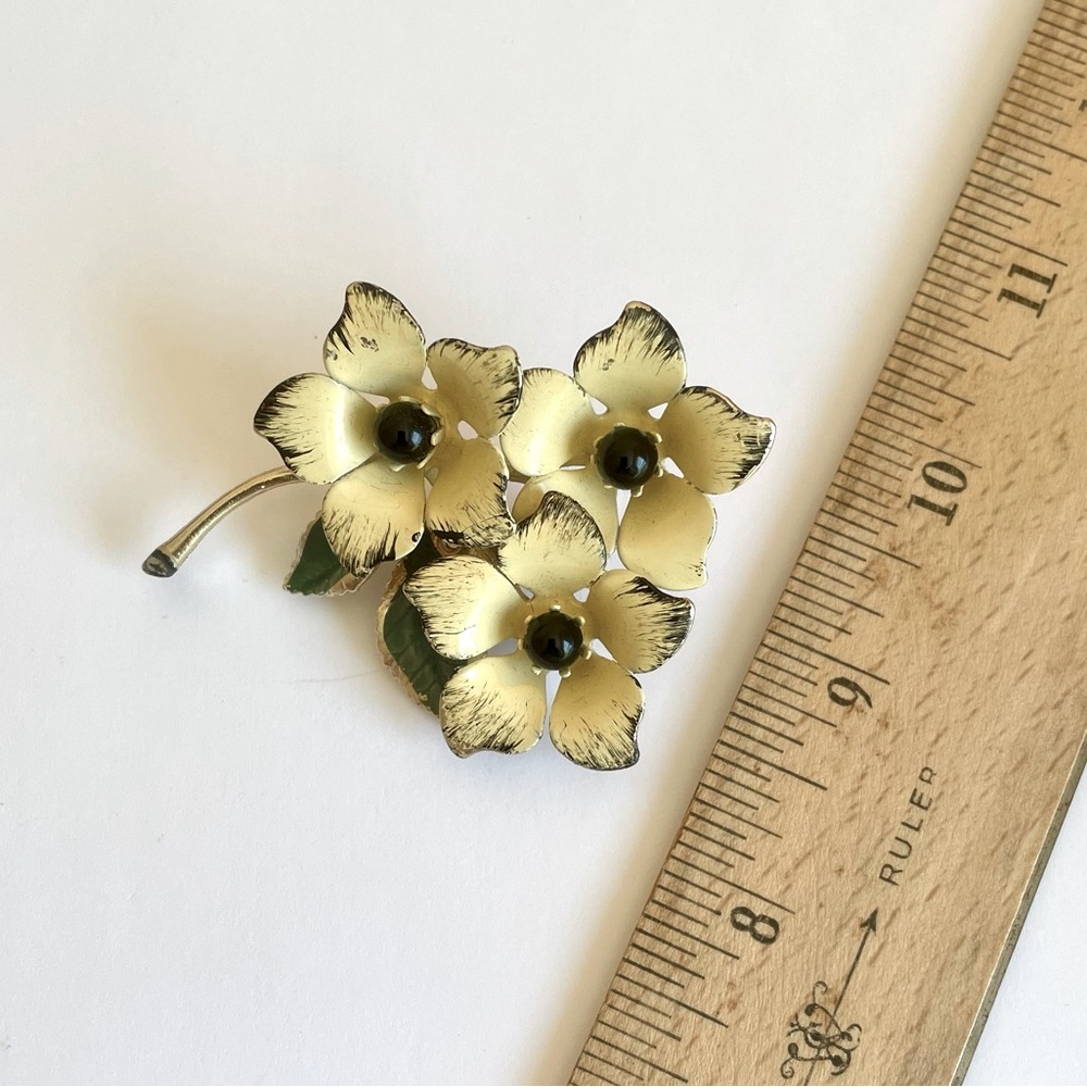 Vintage Mid-Century Enamel And Goldtone Metal Flower Brooch - Picture 3 of 4